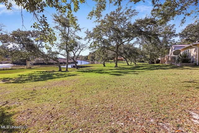 view of yard featuring a water view