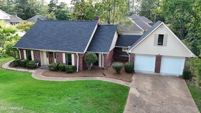 view of front of home featuring a front lawn and a garage