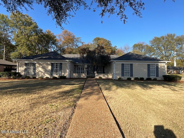 single story home with a front yard