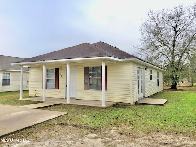 view of front of home featuring a front lawn