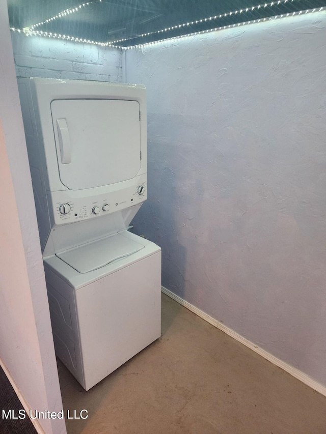 1431 Ranger Dr, Southaven, MS 38671 - washroom featuring stacked washer / dryer and baseboards