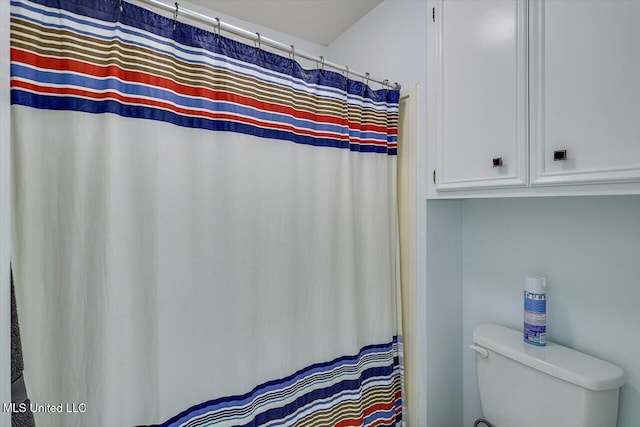 full bath featuring curtained shower and toilet