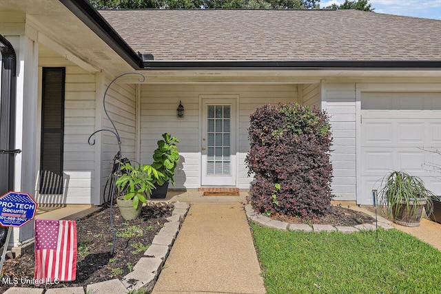 view of exterior entry featuring a shingled roof