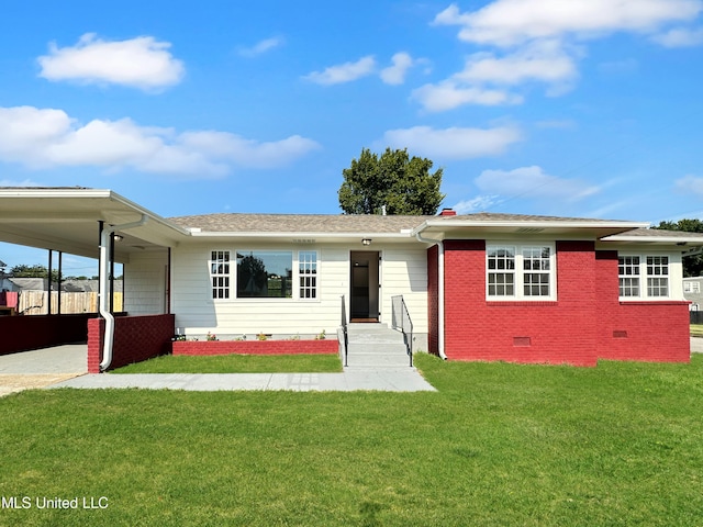 view of front of property featuring a front lawn