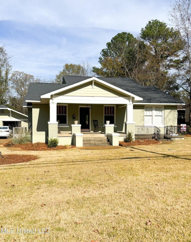 view of front of property featuring covered porch and a front yard