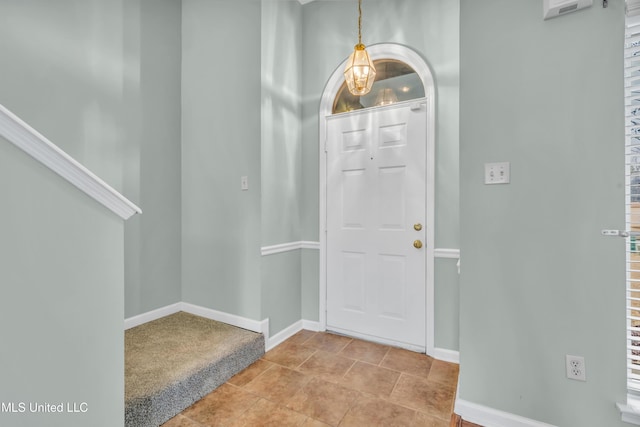 foyer entrance featuring baseboards