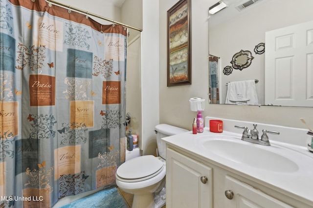 full bathroom featuring a shower with shower curtain, visible vents, vanity, and toilet