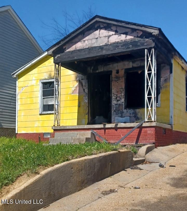 222 E Church St, Jackson, MS 39202 - view of front facade with crawl space