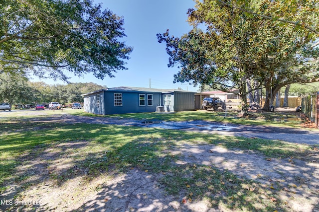 view of front of house featuring a front yard