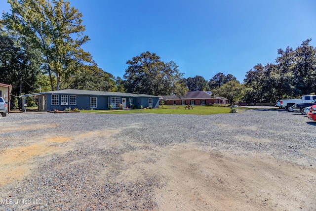 view of front of house featuring a carport and a front lawn