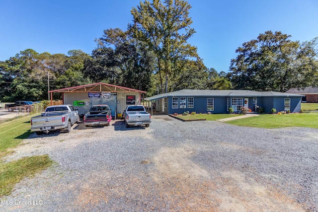 view of front of property featuring a front lawn