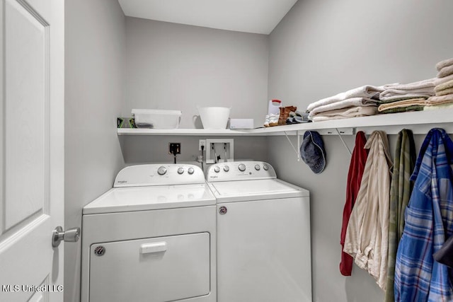 2085 Pat Ln, Biloxi, MS 39531 - laundry room featuring washing machine and dryer
