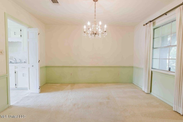 carpeted spare room with an inviting chandelier, a sink, and visible vents