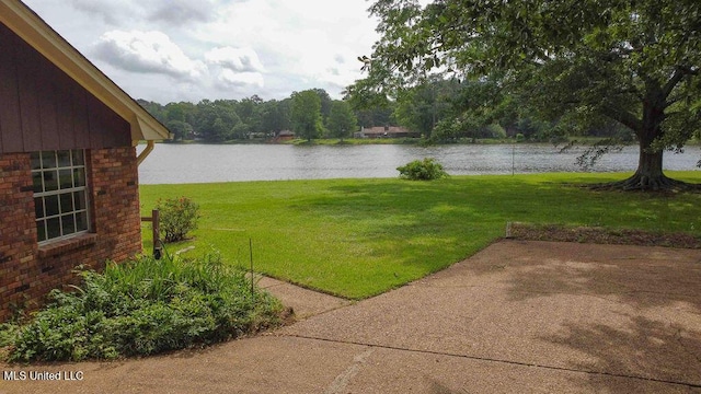 view of yard featuring a water view
