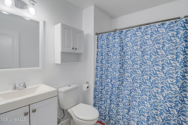 full bath with toilet, curtained shower, and vanity