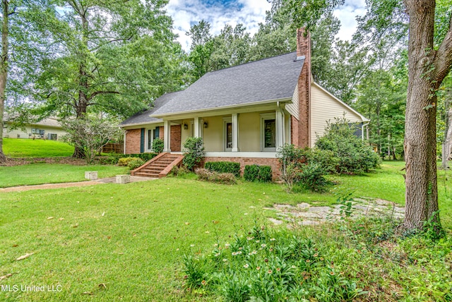 view of front facade with a front yard