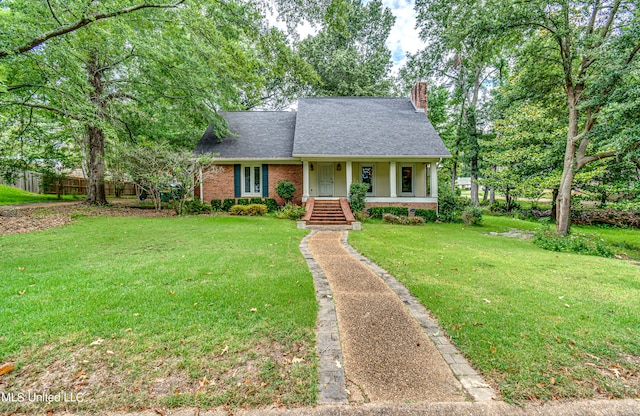 view of front of property featuring a front lawn