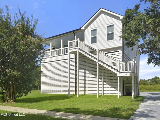 view of front of home with a front lawn