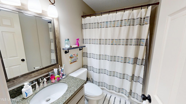 full bath featuring vanity, a shower with shower curtain, and toilet