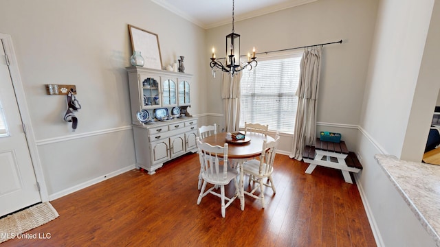 dining area with crown molding, a notable chandelier, dark wood-style floors, and baseboards