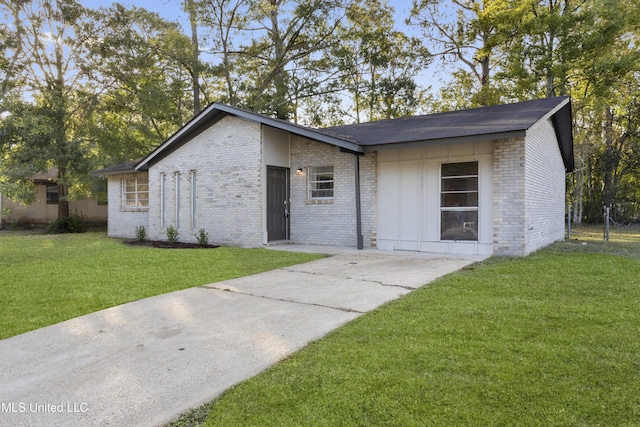 ranch-style home featuring a front yard