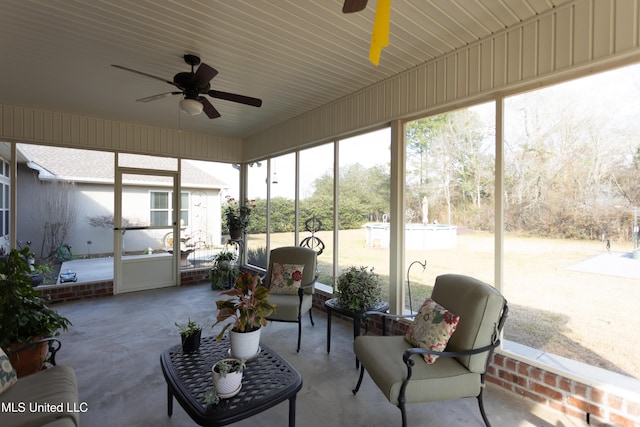 sunroom with ceiling fan