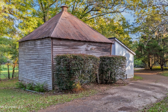 exterior space featuring an outbuilding