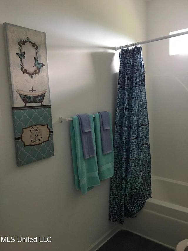 bathroom with shower / bath combo