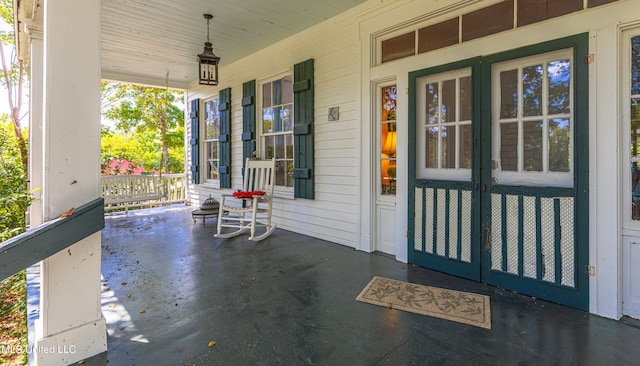 property entrance with covered porch