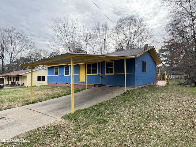 view of front facade featuring crawl space and a front yard