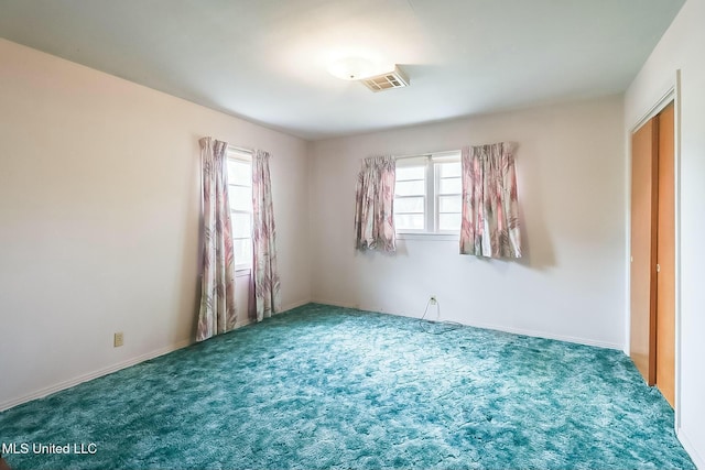 unfurnished room with a healthy amount of sunlight and carpet