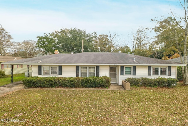 ranch-style home featuring a front lawn