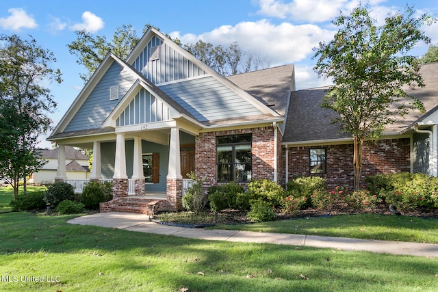 view of front facade featuring a front lawn and a porch