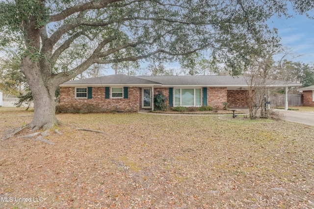 ranch-style home featuring a front lawn