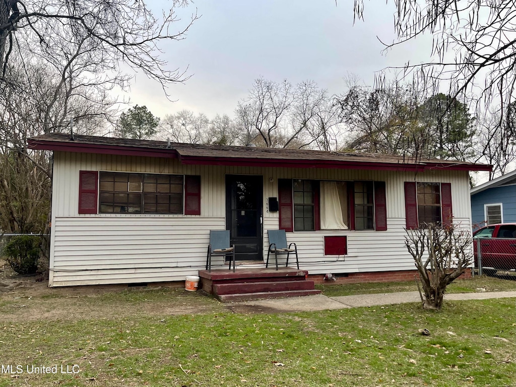 view of front of property with a front lawn and covered porch