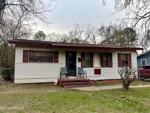 view of front of property with a front lawn and covered porch