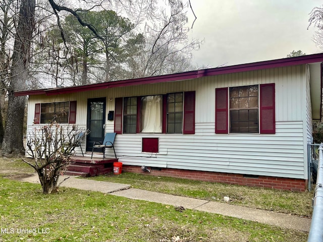 manufactured / mobile home with a front yard