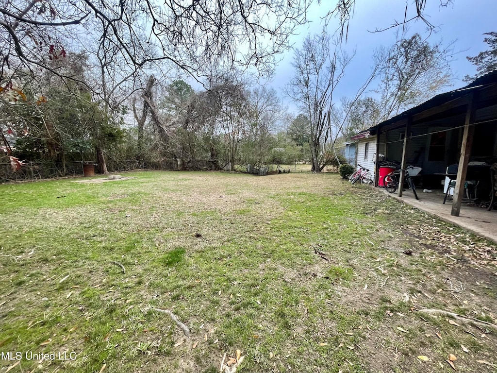 view of yard featuring a patio