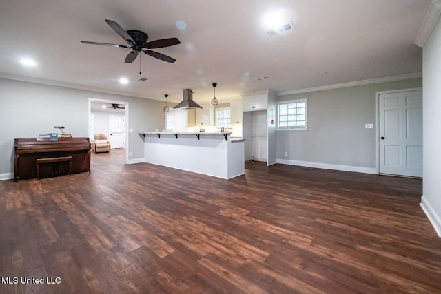 living room featuring a ceiling fan, crown molding, dark wood-style floors, and baseboards