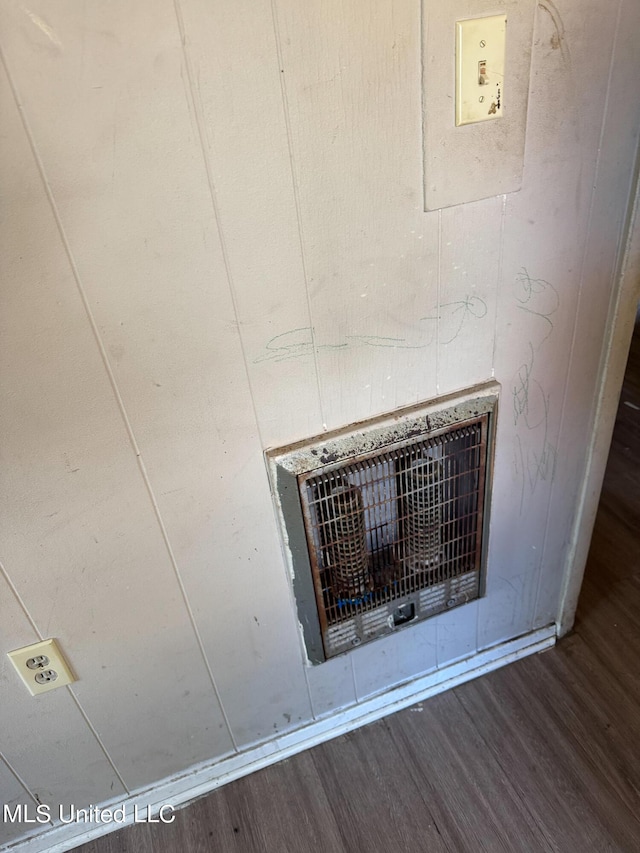 306 Hillcrest St, Carthage, MS 39051 - detailed view of wood finished floors