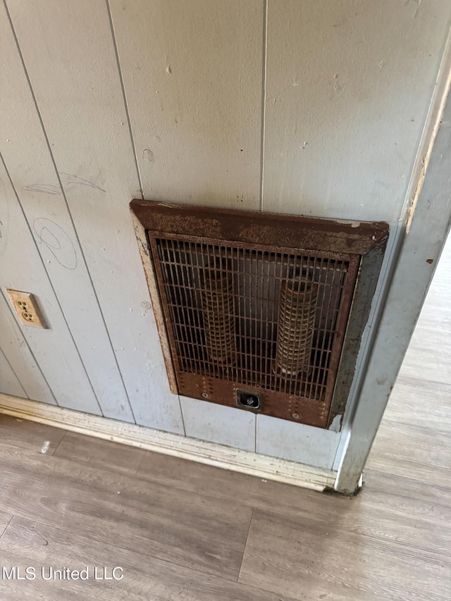 306 Hillcrest St, Carthage, MS 39051 - detailed view of wood finished floors