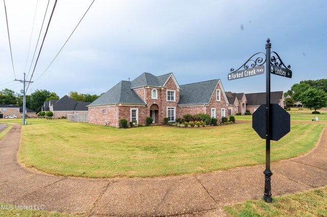 890 Lindsey Cv, Hernando, MS 38632 - view of front facade featuring brick siding, a front yard, and a shingled roof