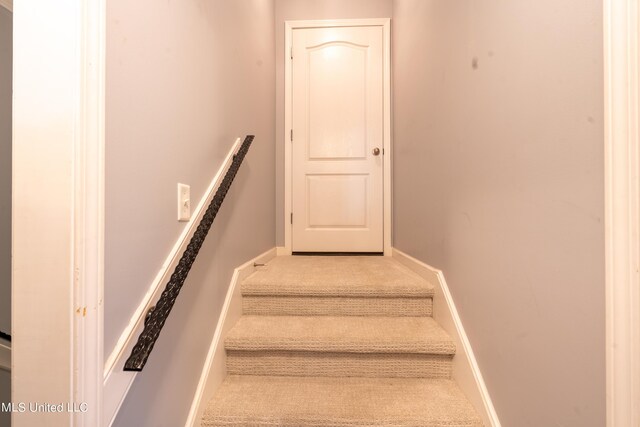 890 Lindsey Cv, Hernando, MS 38632 - stairs featuring carpet flooring and baseboards