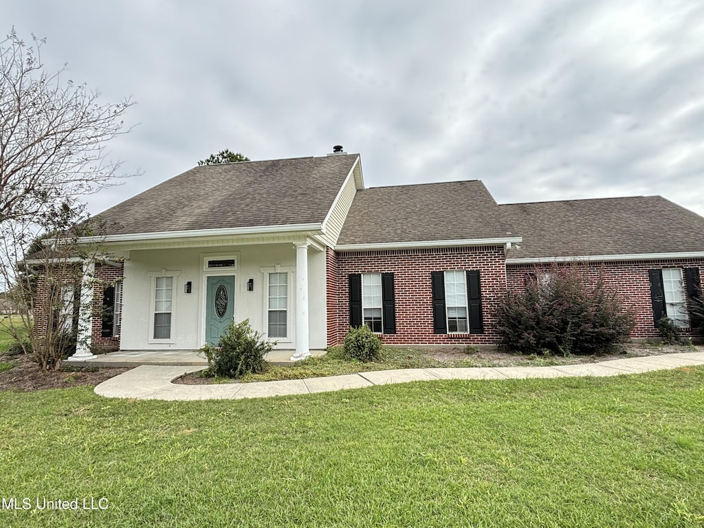 view of front of house featuring a front lawn