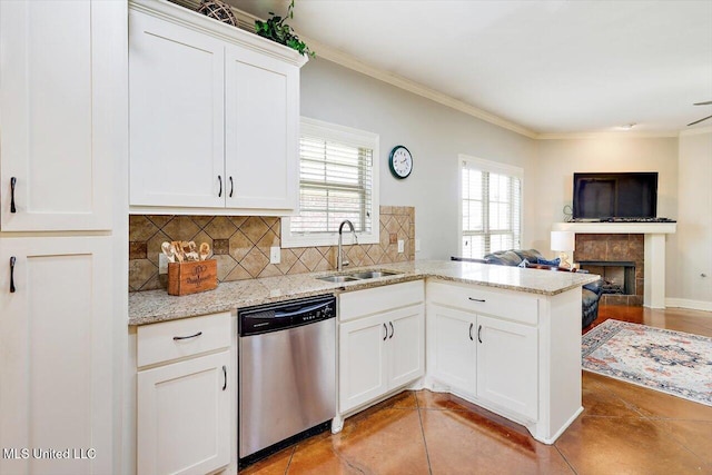 648 Westhill Rd, Brandon, MS 39042 - kitchen with dishwasher, a sink, open floor plan, a peninsula, and tasteful backsplash