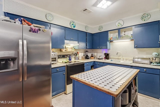 kitchen with sink, a kitchen island, blue cabinetry, range with electric stovetop, and stainless steel refrigerator with ice dispenser