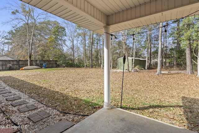 view of yard featuring a storage unit