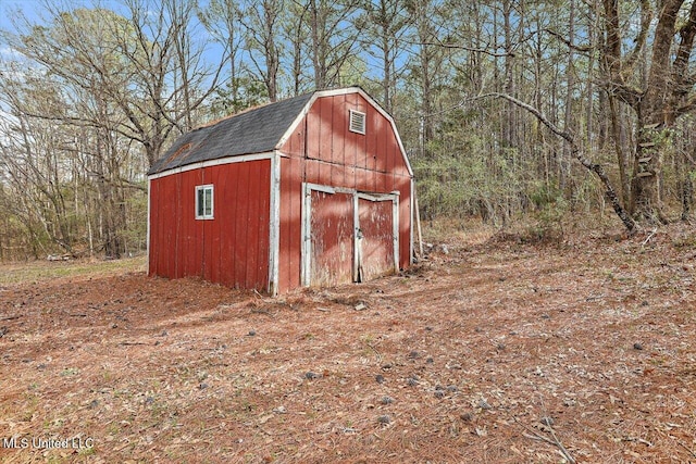 view of outdoor structure with an outbuilding