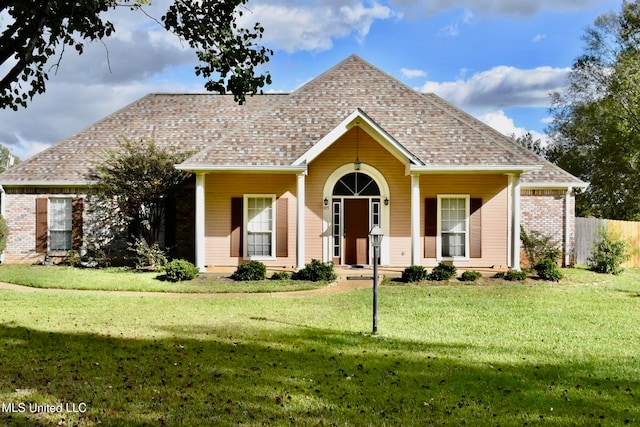 view of front of home featuring a front yard