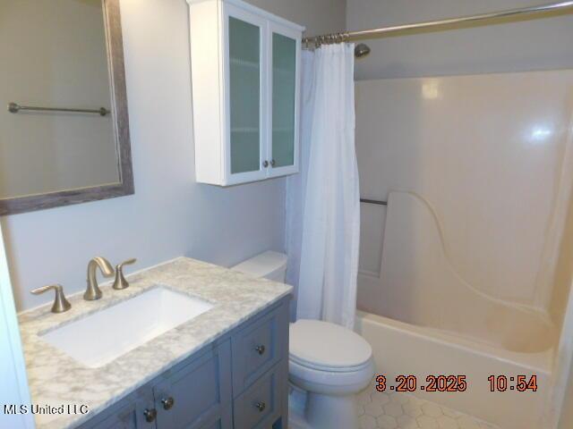 165 Christian College Rd, Senatobia, MS 38668 - bathroom featuring vanity, toilet, and shower / bathtub combination with curtain
